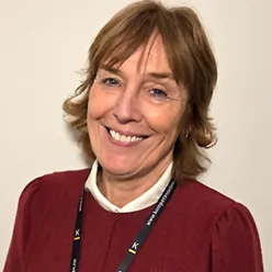 En person som smiler til kameraet