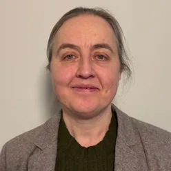 En mann med grått hår