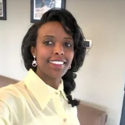 En person som smiler for kameraet