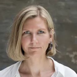 En kvinne med blondt hår
