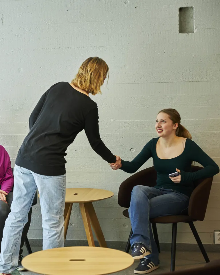 En gruppe kvinner som sitter i stoler