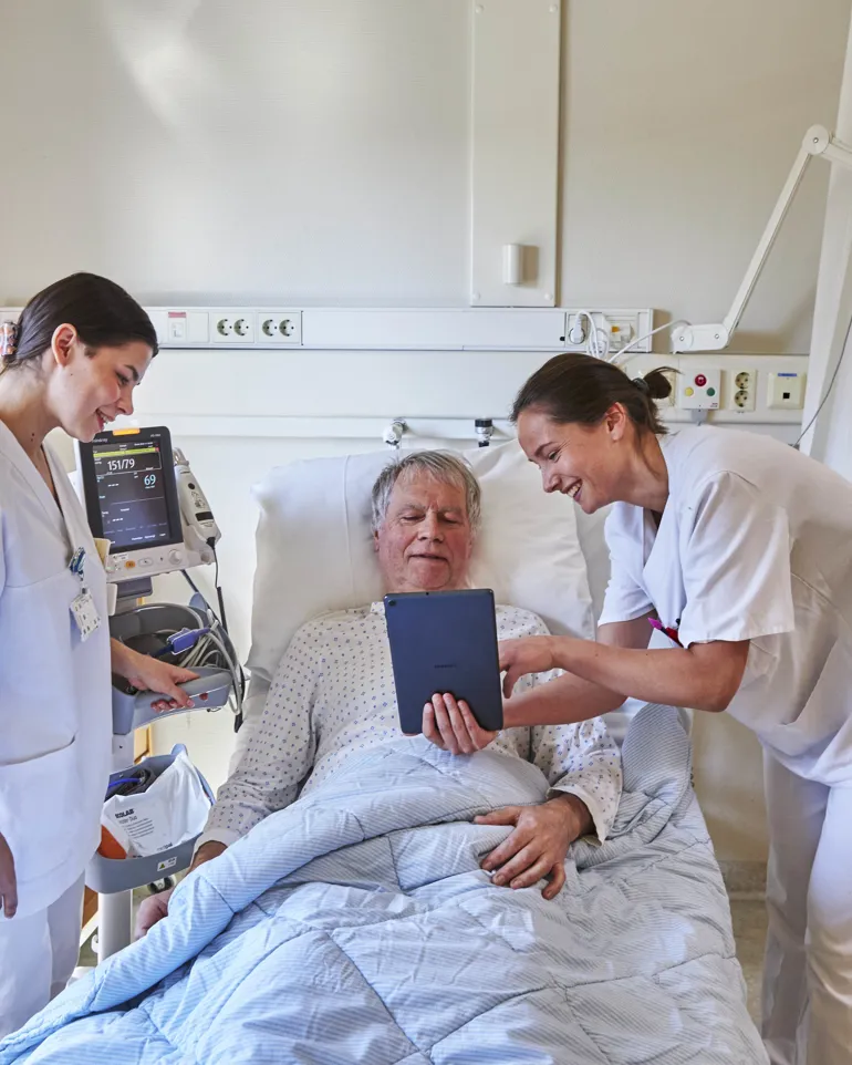 En gruppe leger som tar seg av en pasient