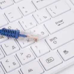 Et nærbilde av et tastatur