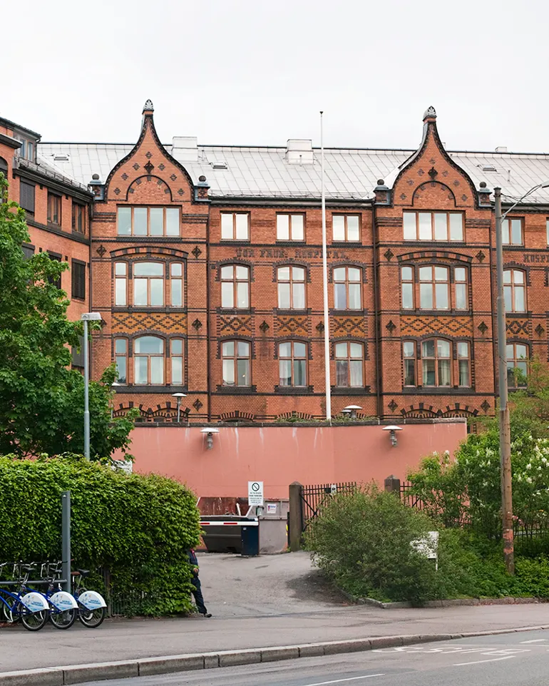 En bygning med parkeringsplass
