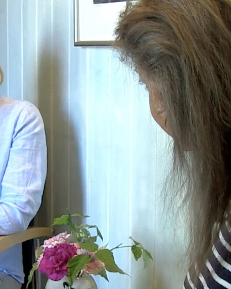 En kvinne som sitter ved siden av en kvinne