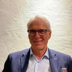En mann med briller